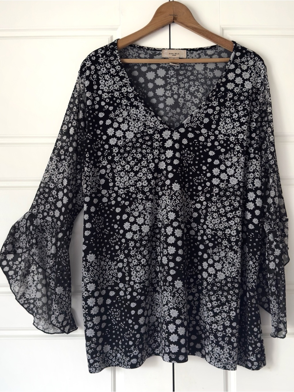 Diana Belle Floral Tunic Top 2X Black Gray 3/4 Bell Sleeves Ruffle Boho Whimsy